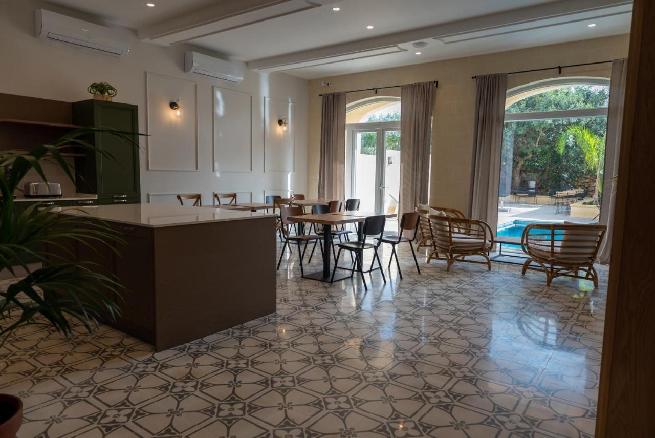 The Carob Tree Bed & Breakfast Victoria Luaran gambar