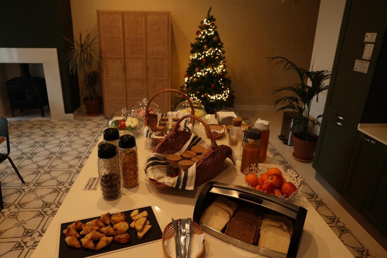 The Carob Tree Bed & Breakfast Victoria Luaran gambar