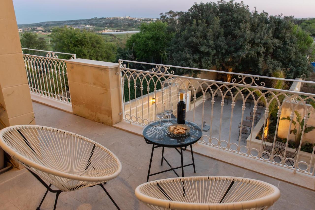 The Carob Tree Bed & Breakfast Victoria Luaran gambar