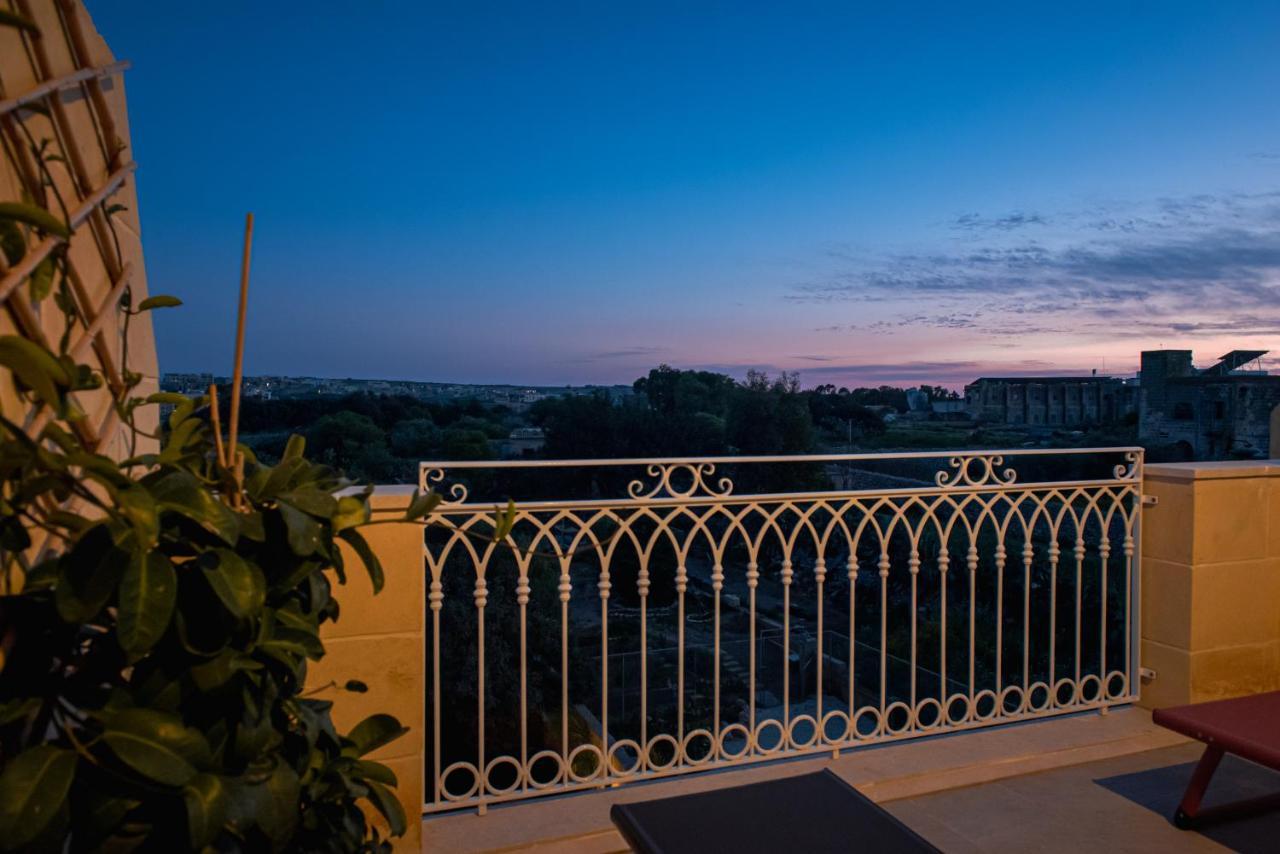 The Carob Tree Bed & Breakfast Victoria Luaran gambar