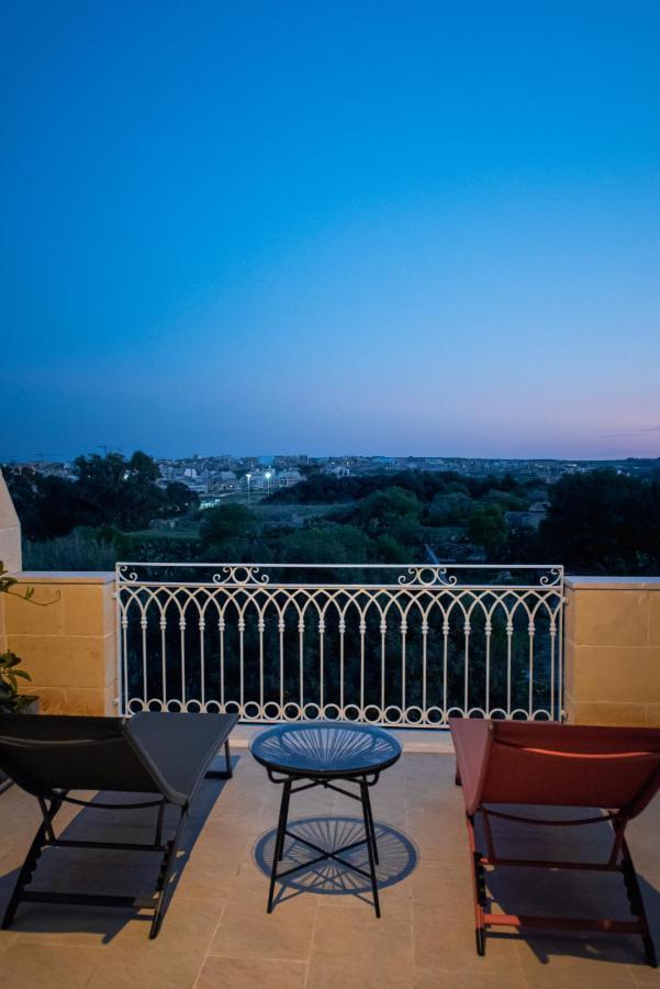 The Carob Tree Bed & Breakfast Victoria Luaran gambar